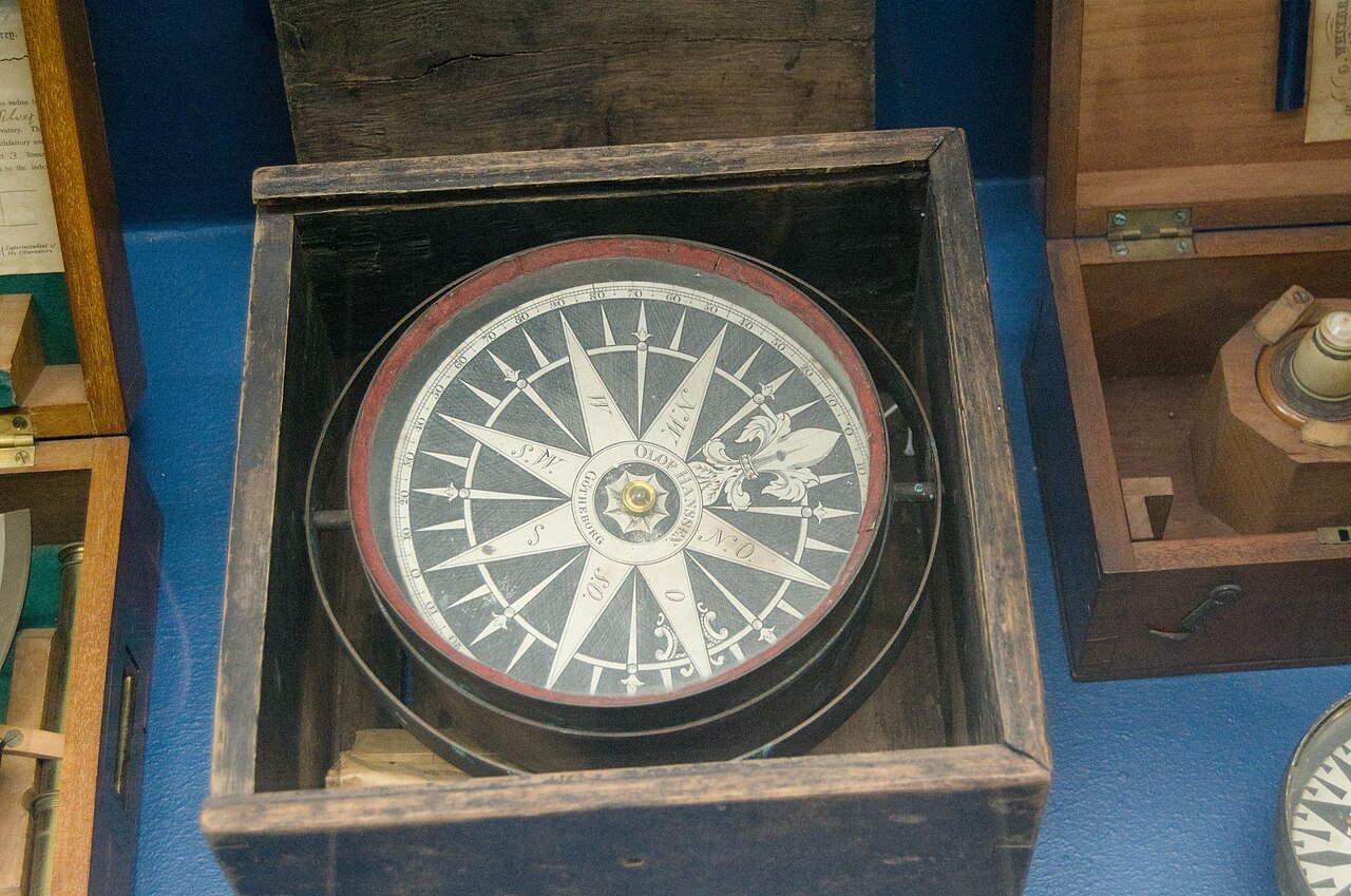 A compass with "Olof Hanssen Götheborg" written on it on display in John Nurminen Foundation's museum in Huolintatalo