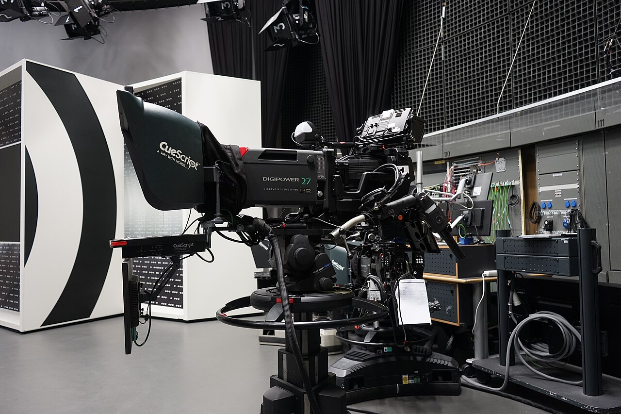 TV-Kamera beim ZDF im nano-Studio. Diese Kamera ist eine HD-fähige Kamera, die mit einem Teleprompter arbeitet.